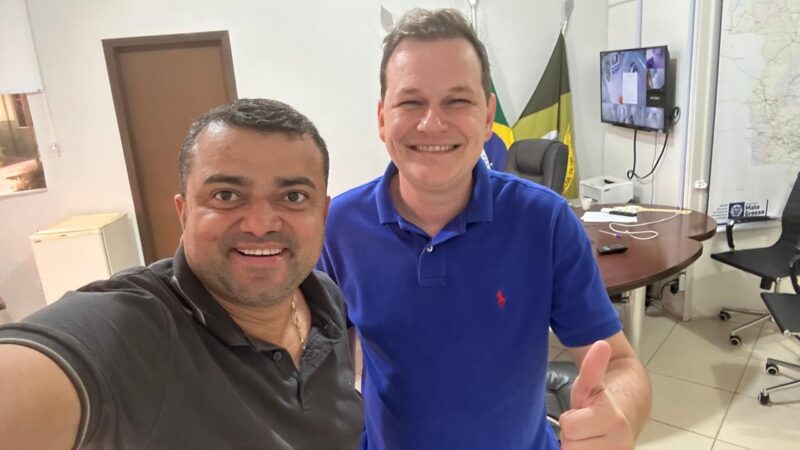 Empresário Hailton P. Canguçu visita obras na cidade de Cláudia.