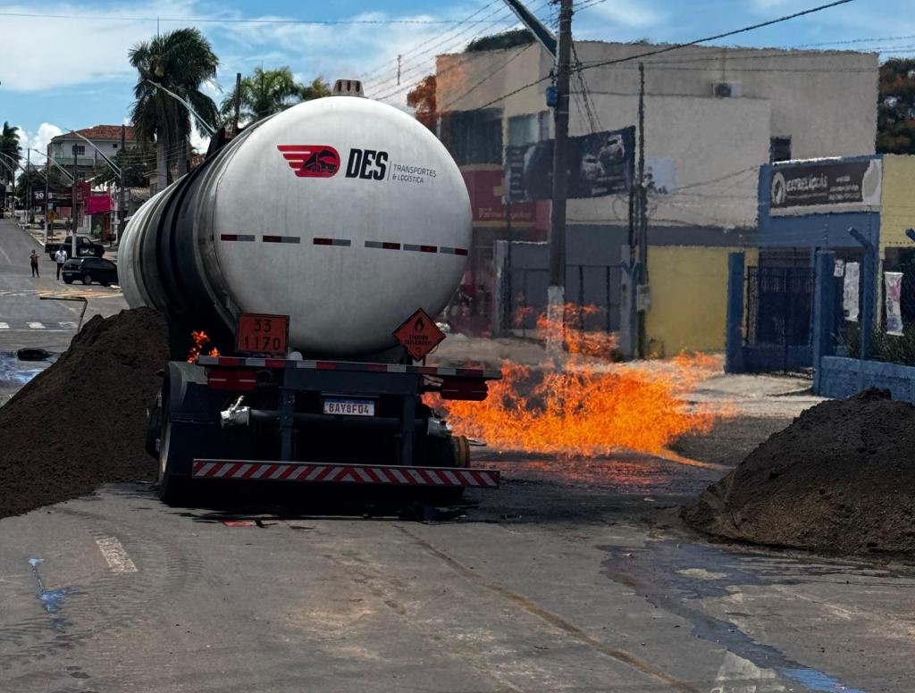 Após cerca de sete horas de combate, bombeiros controlam incêndio em carreta-tanque carregada de etanol