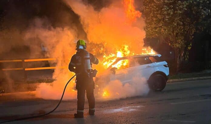 Carro de luxo pega fogo e fica destruído em Sorriso; condutor estava dormindo e saiu ileso