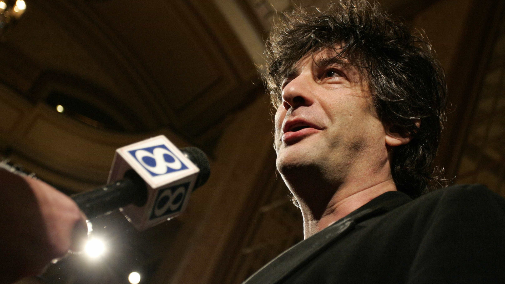 Mulheres acusam Neil Gaiman de agressão e abuso sexual, diz revista americana