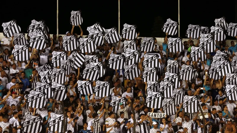 Torcedores do Santos fazem festa para receber Neymar na Vila Belmiro