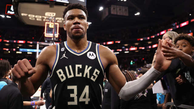 Antetokounmpo brilha apesar de corte na mão e lidera vitória dos Bucks na NBA