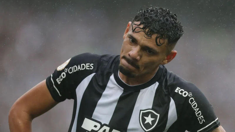 Santos oficializa a contratação do centroavante Tiquinho Soares, ex-Botafogo