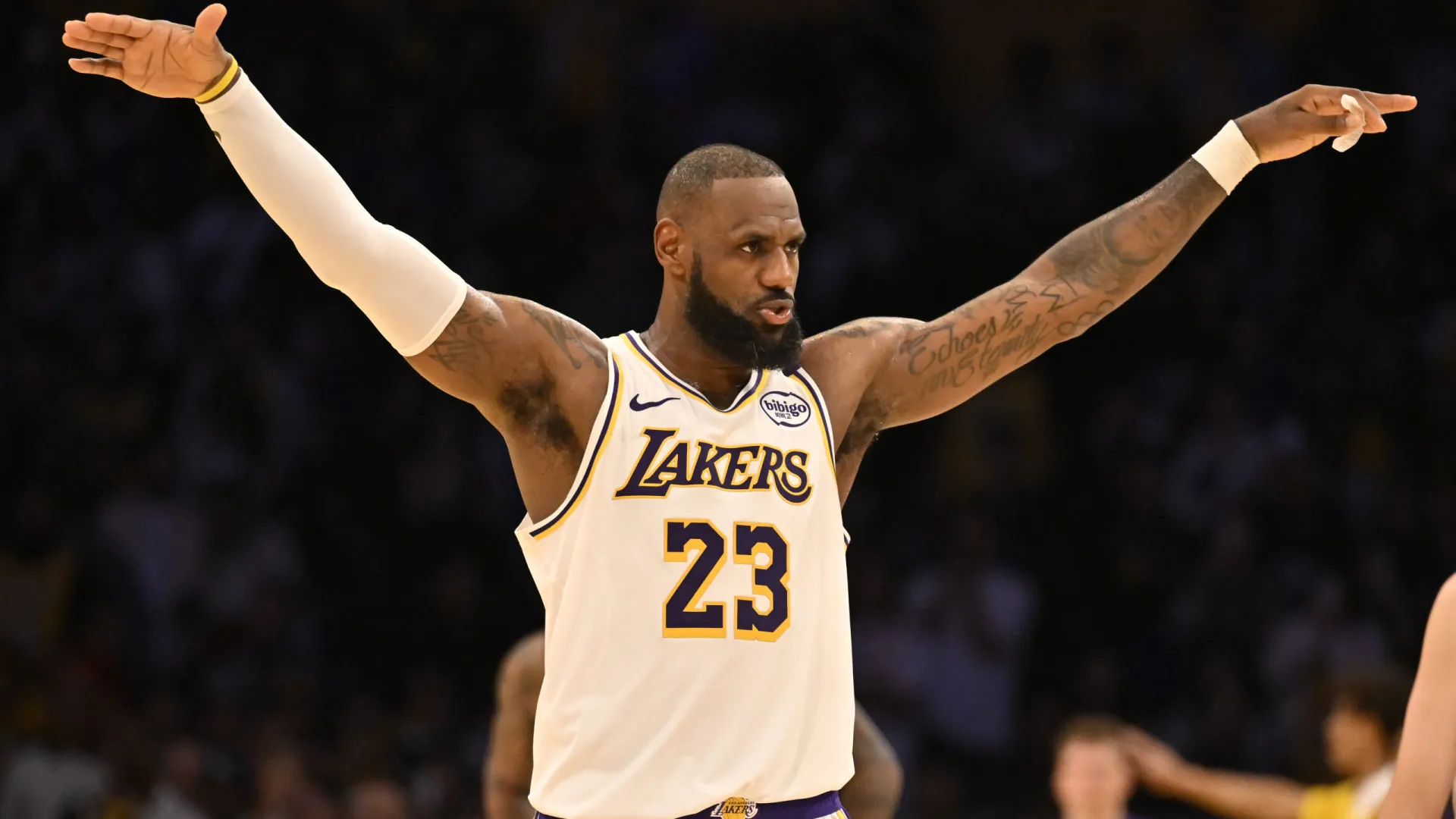 LeBron James anota ‘triple-double’, iguala Karl Malone e lidera vitória dos Lakers na NBA