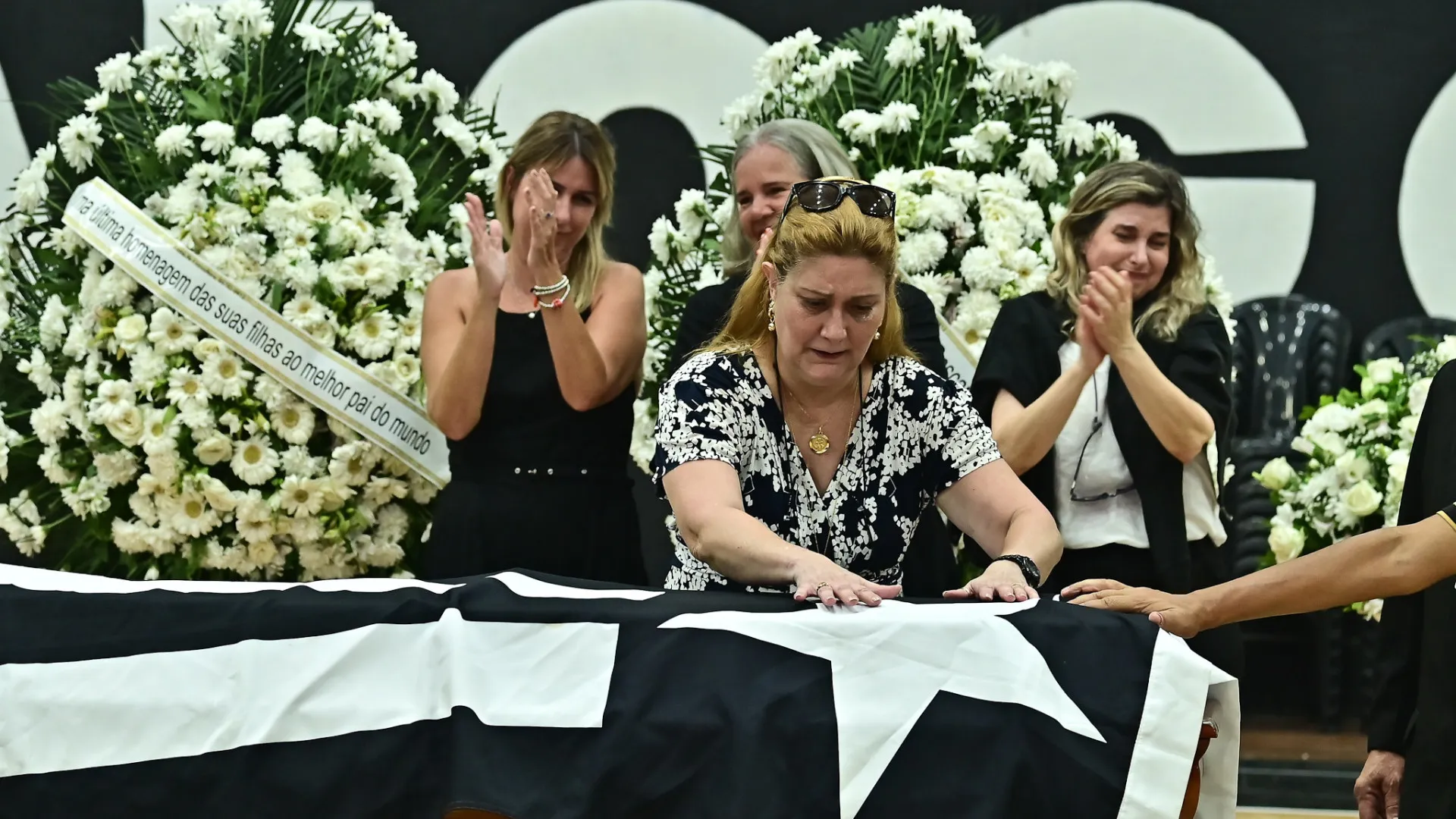 Família e amigos se despedem de Léo Batista em velório na sede do Botafogo