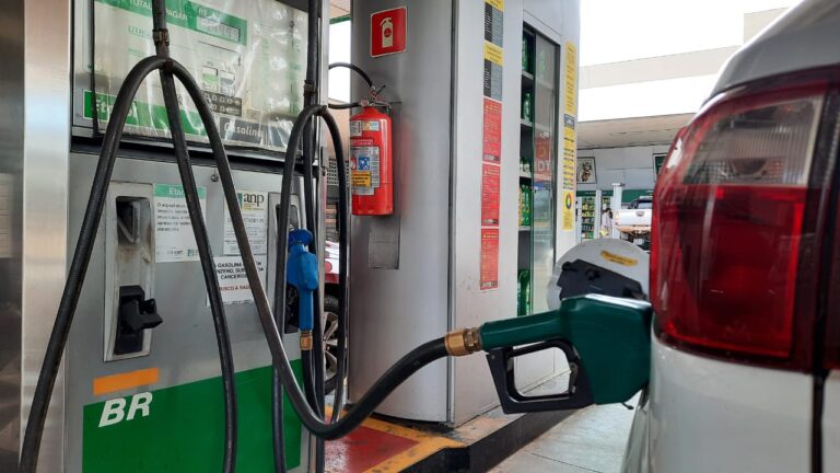 Mesmo sem reajuste da Petrobras, gasolina sobe nas bombas com impacto do dólar