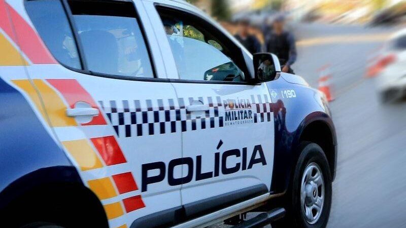 Polícia identifica homem que se trancou em porta-malas de viatura