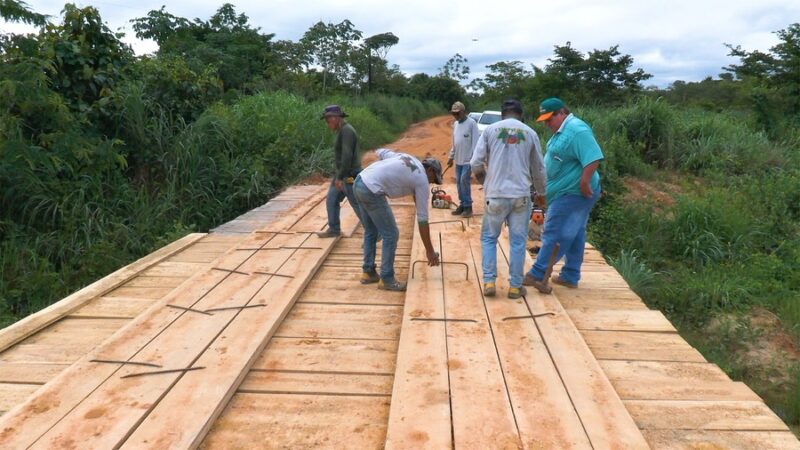 EM AÇÃO EMERGENCIAL PONTE DO CORREGO DO BAIXÃO DO PAULISTA É RECUPERADA EM PEIXOTO DE AZEVEDO
