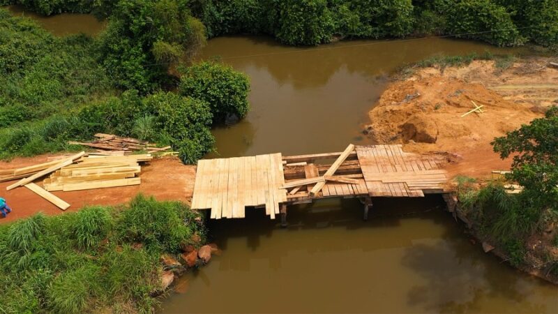 PREFEITO PAULISTINHA DETERMINA FORÇA TAREFA PARA RECONSTRUÇÃO DA PONTE DO RIO PIRANHA NA GLEBA ETA EM PEIXOTO DE AZEVEDO