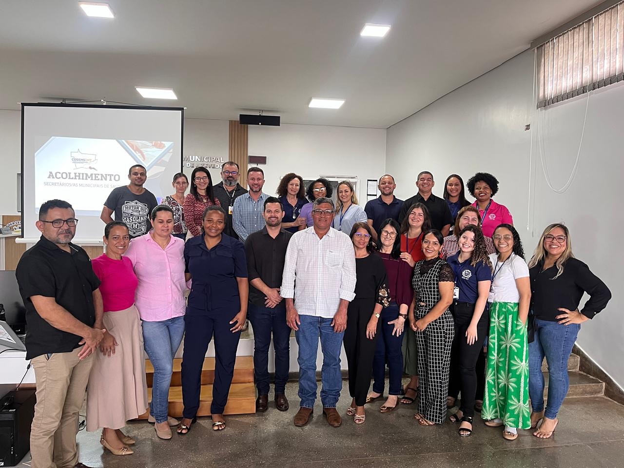 O vice-prefeito de Novo Mundo, Adailton, e a secretária de Saúde participaram da reunião do Cosems-MTem Peixoto de Azevedo