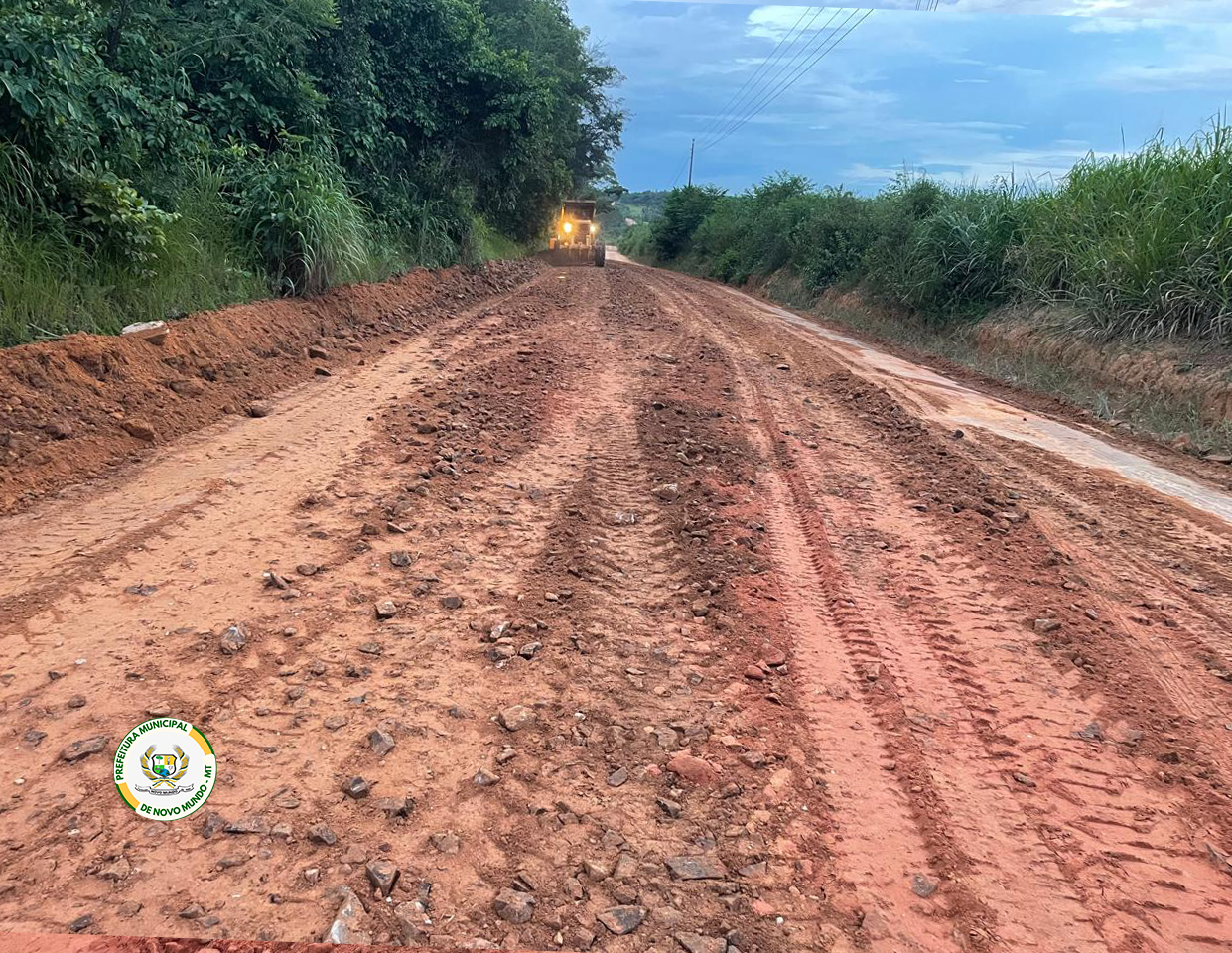 Prefeitura Intensifica Ações e Atua com Três Frentes de Trabalho nas Estradas Rurais.