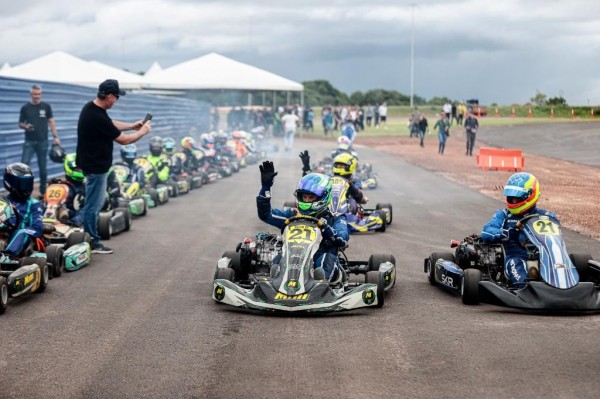 Governador e pilotos fazem pré-teste da pista de kart do Parque Novo Mato Grosso