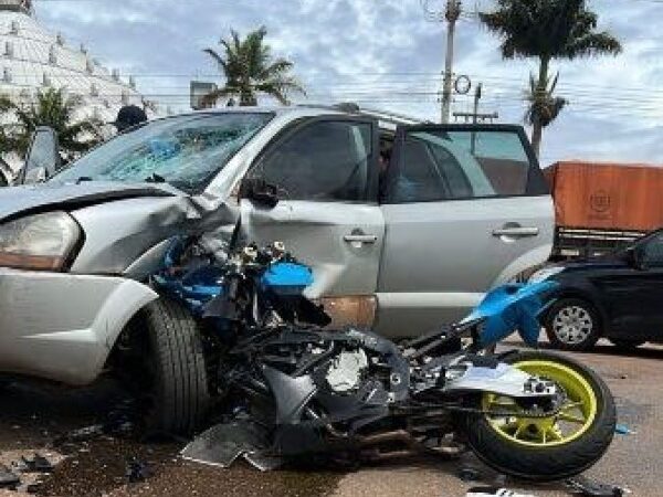 Influencer bate moto esportiva em carro e morre/VEJA VÍDEO