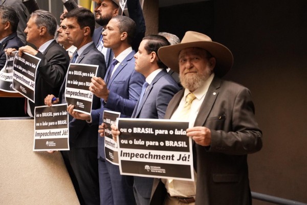 Oposição pede impeachment de Lula em manifestação na Câmara dos Deputados