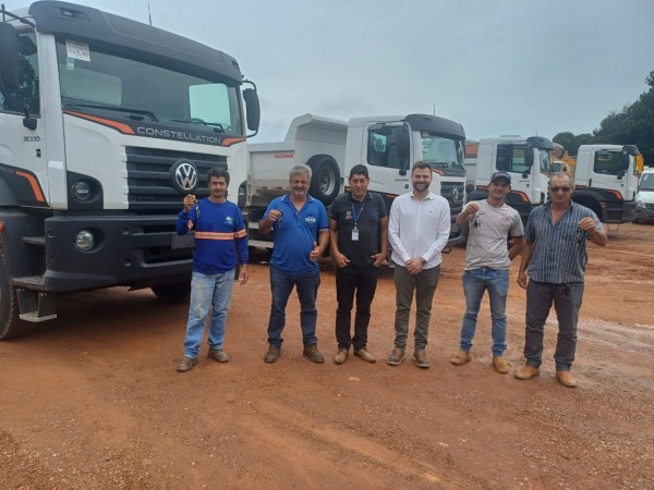 Prefeito Rodrigo Benassi entrega 4 caminhões novos em seu primeiro mês de mandato