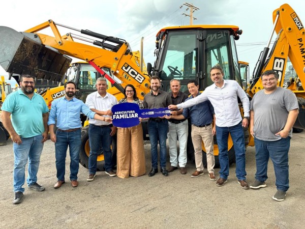 Colíder recebe retroescavadeira para a agricultura familiar