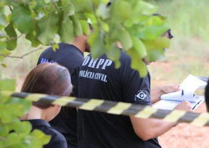 Dois corpos são encontrados no interior; um foi queimado