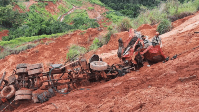 Caminhão despenca em ribanceira e motorista morre no Médio Norte