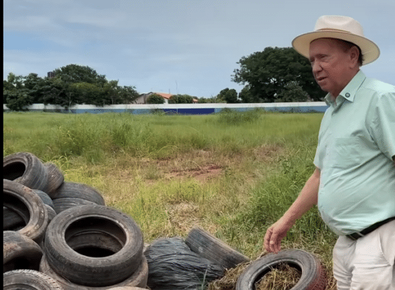 Prefeito critica pneus jogados em área pública em Sinop em pleno combate a dengue: “malandro”, “vergonha”
