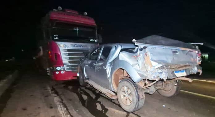 Sinop: caminhonete e carretas colidem na MT-220; um morre