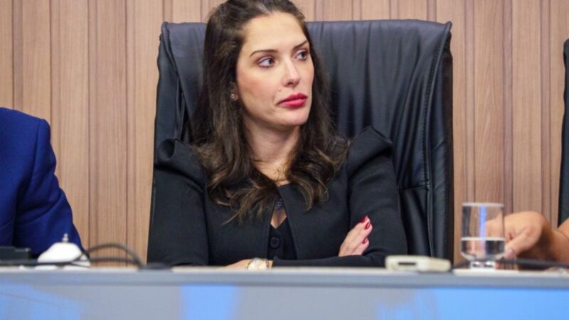 Janaina diz não querer virar “deputada CLT” e que disputará Senado