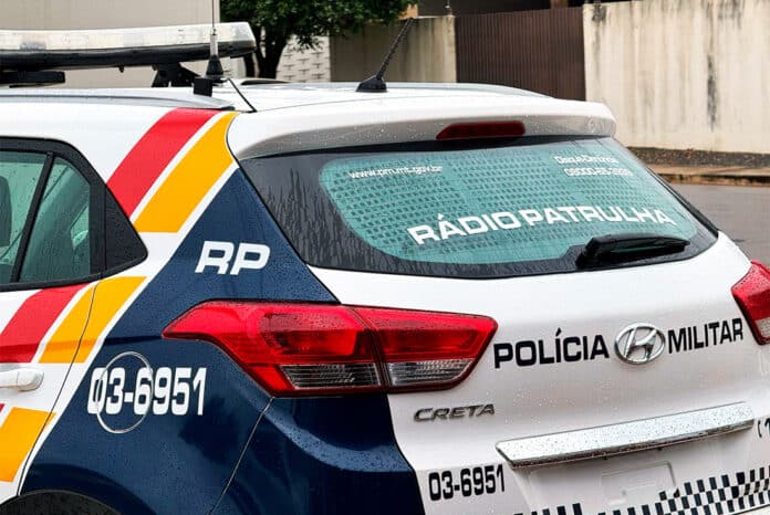 Caminhão carregado com toras tomba e motorista é detido por embriaguez no Nortão