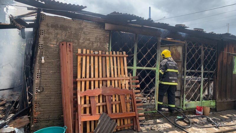 Incêndio destrói casa de madeira em Guarantã do Norte