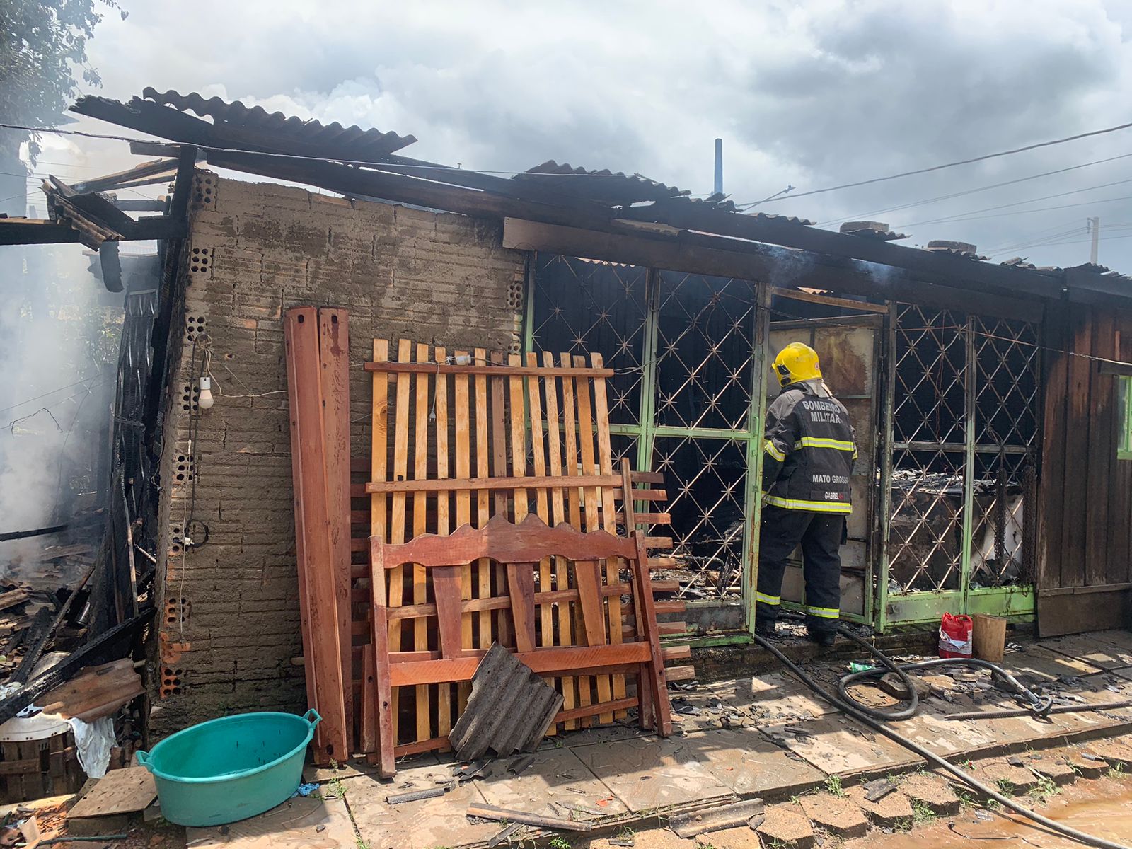 Incêndio destrói casa de madeira em Guarantã do Norte