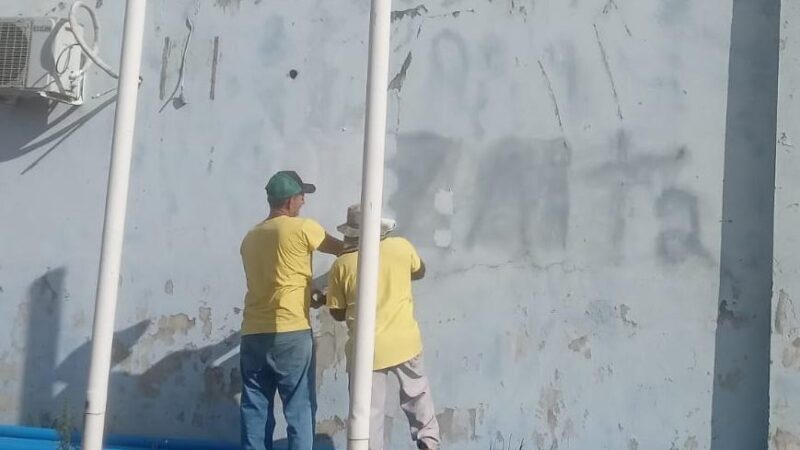 Reeducandos da Cadeia Pública de Colniza cobrem pichações realizadas por facção na cidade