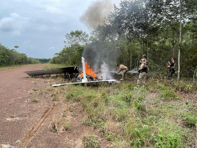 PF, FAB, Gefron-MT e PM-MT apreendem 500 kg de skunk após aeronave com irregularidades realizar pouso forçado