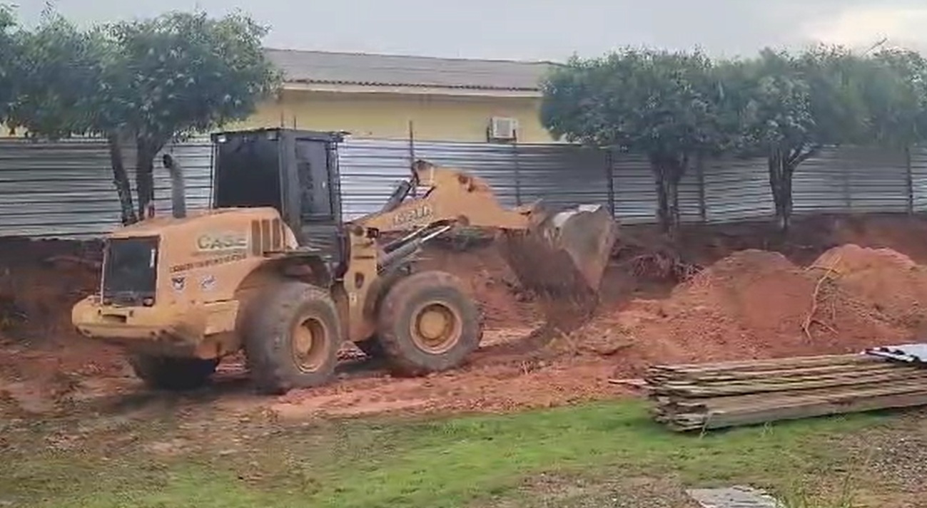 Prefeitura de Peixoto inicia à limpeza do canteiro de obras para ampliação do Hospital Regional./ Veja o vídeo