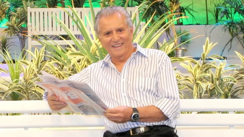 Carlos Alberto de Nóbrega é internado, e SBT adia gravação de ‘A Praça É Nossa’