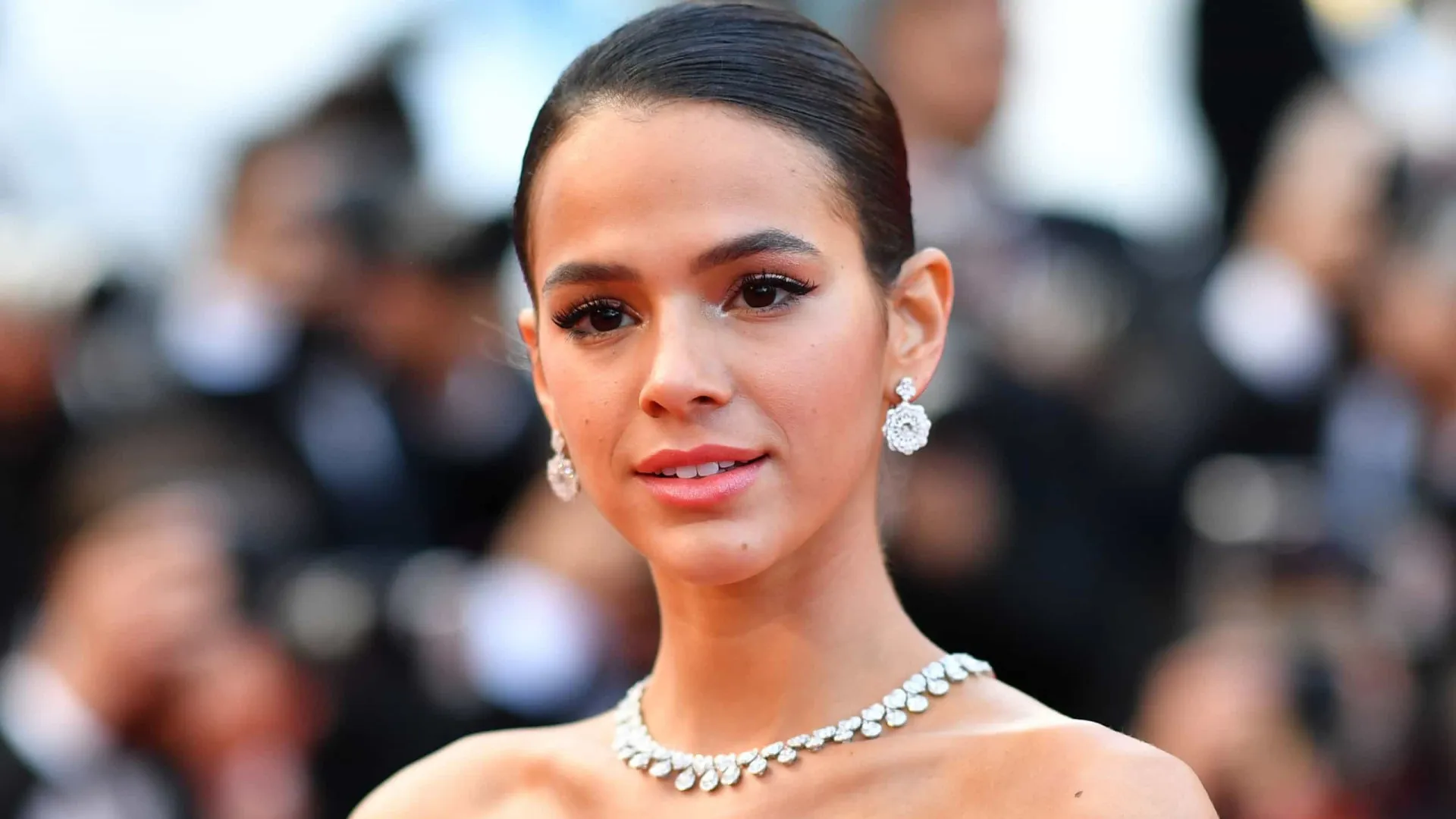 Acusada de esnobar Virgínia, Bruna Marquezine curte comentário de fã