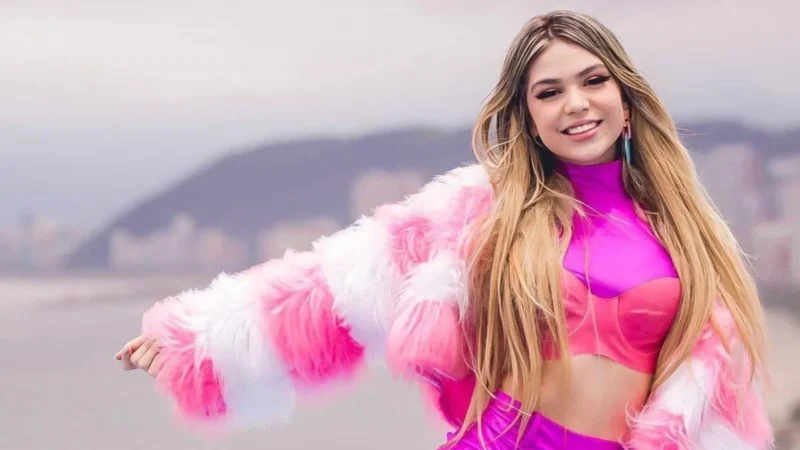 Melody comemora aniversário de 18 anos com carro de luxo