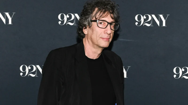 Ex-babá processa Neil Gaiman por abuso sexual, estupro e tráfico humano