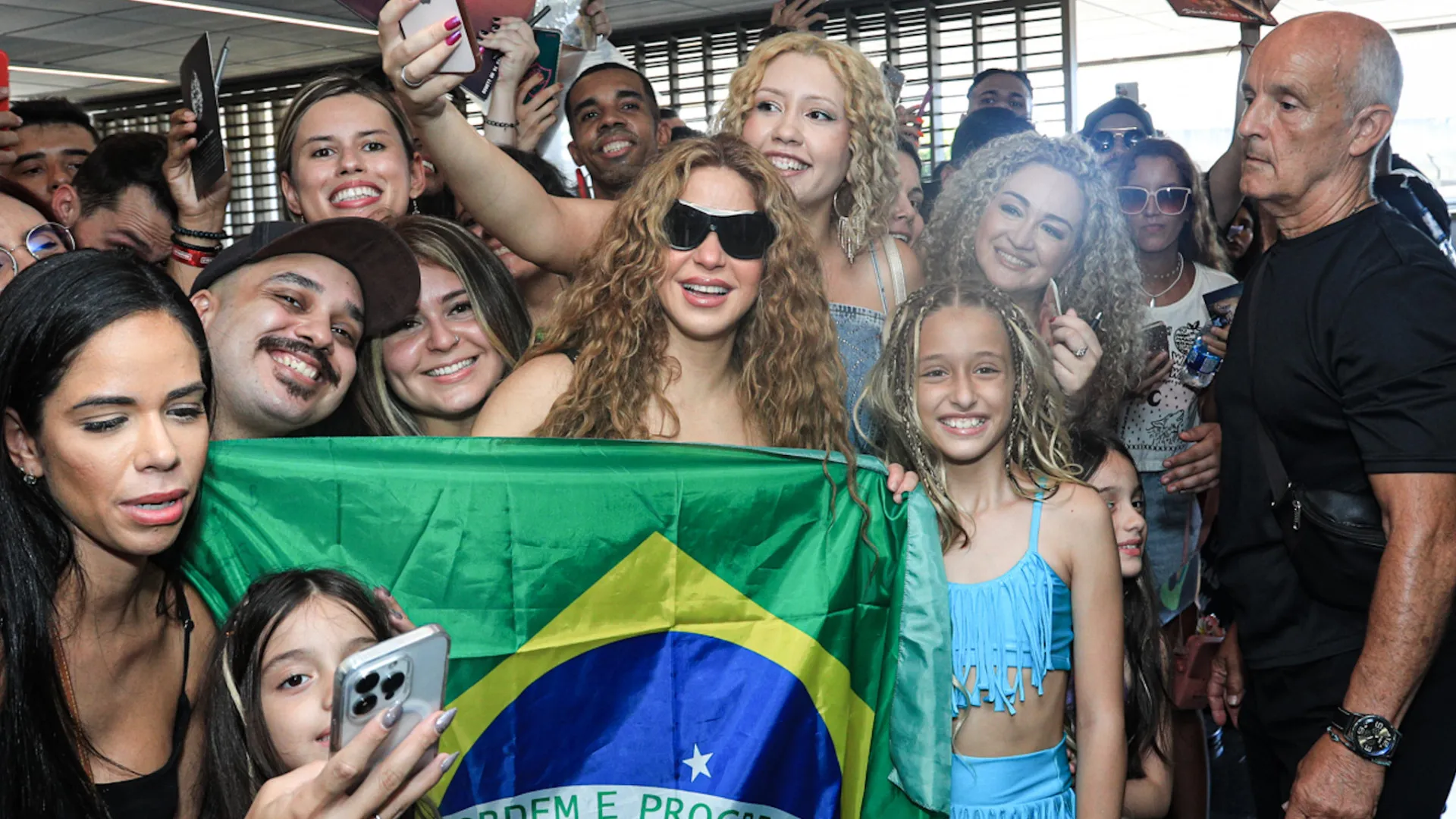 Shakira chega ao Rio de Janeiro para estrear turnê ‘Las Mujeres Ya No Lloran’