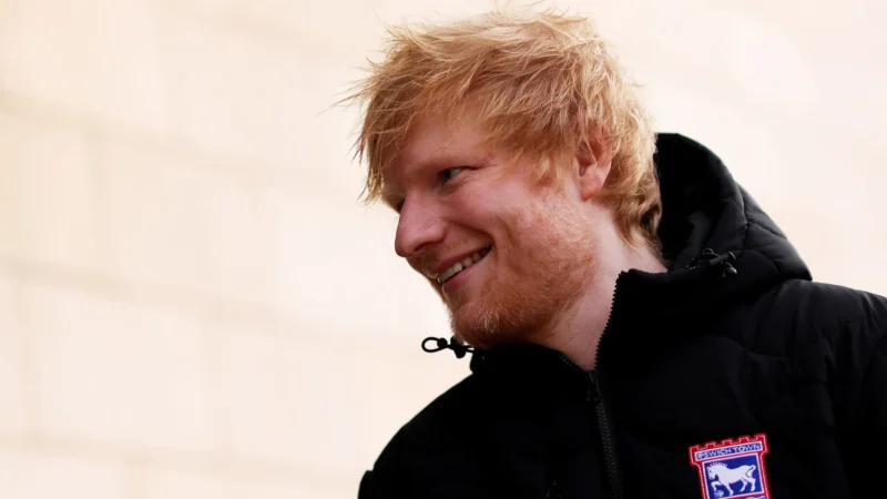 Ed Sheeran ia cantar nas ruas da Índia… mas foi ‘preso’ pela polícia