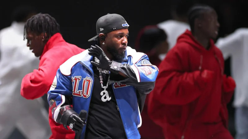 Kendrick Lamar leva ‘Not Like Us’ ao Super Bowl em show com o rap das ruas