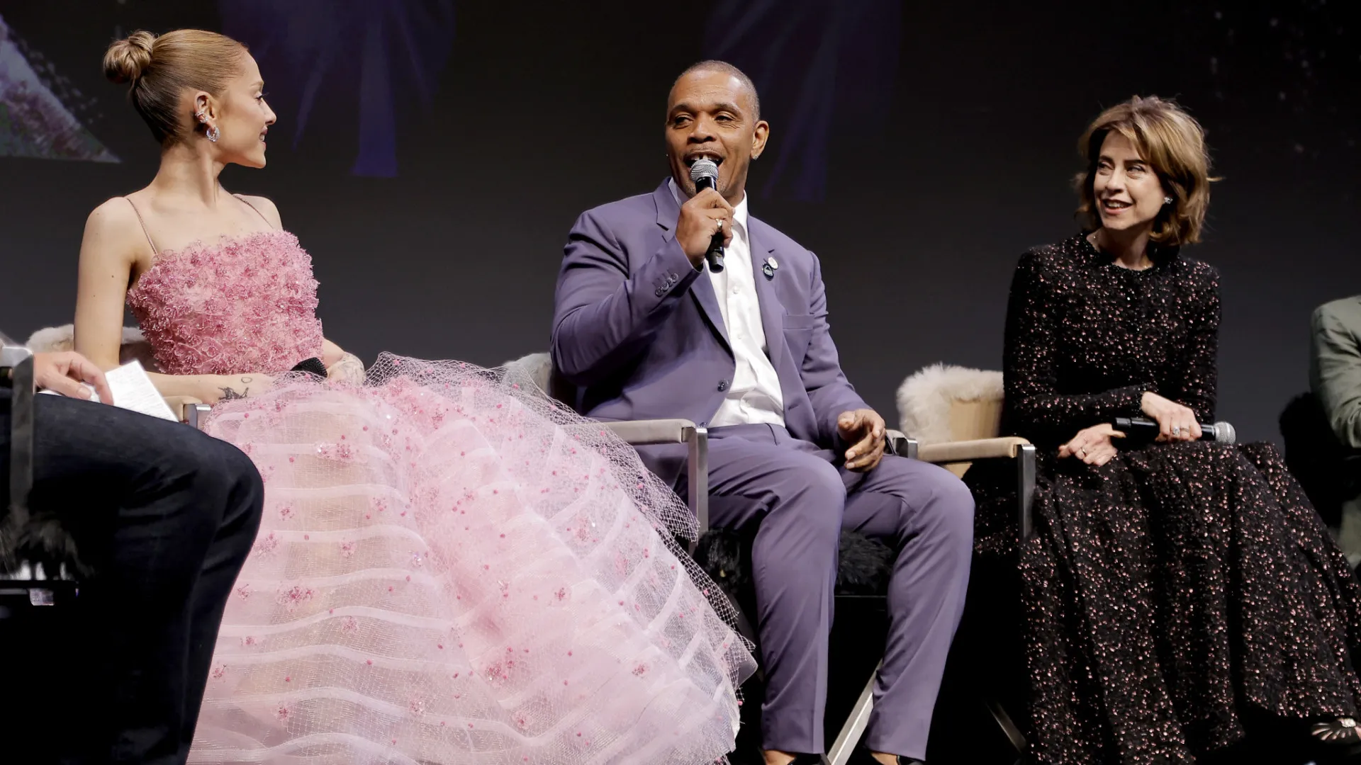 Fernanda Torres e Ariana Grande trocam elogios no festival de cinema de Santa Bárbara