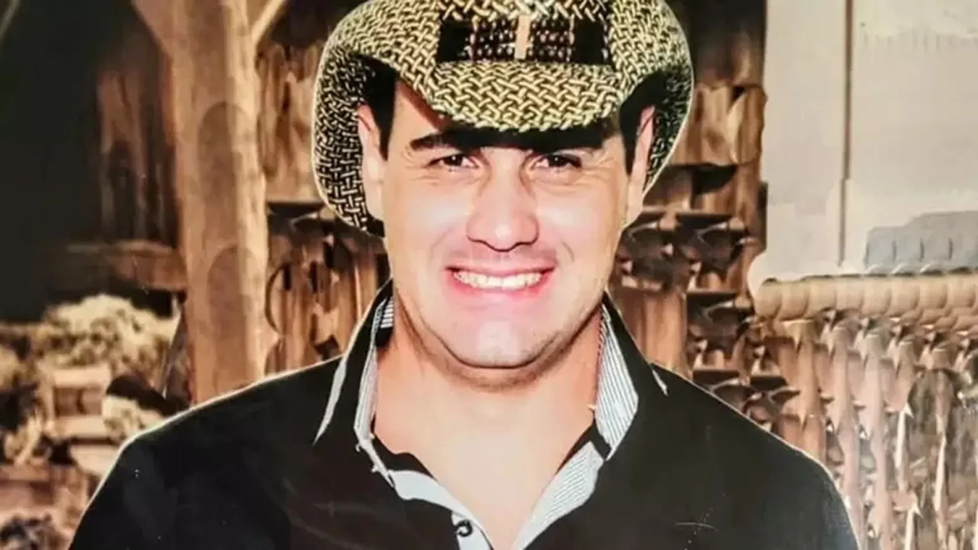 Quem é o cantor sertanejo que morreu prensado por ônibus em acidente