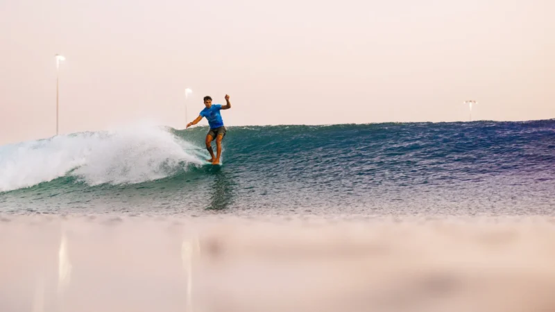 Mundial de Surfe chega a Abu Dhabi após preocupação com atleta bissexual