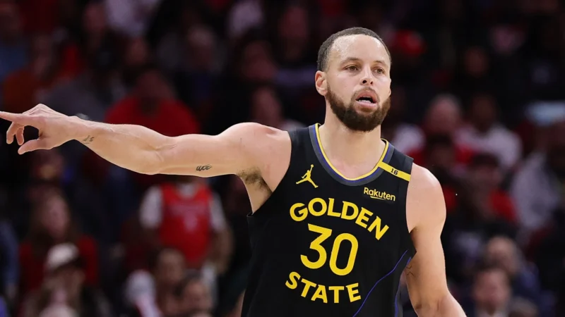 Warriors vence Rockets com show de Curry e segue na briga no Oeste