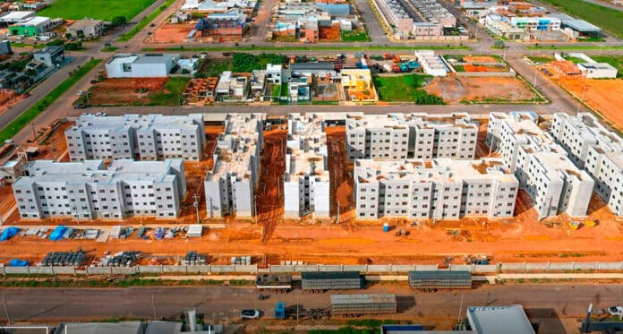 Prefeito vistoria obras de residencial em Nova Mutum que terá mais de 200 habitações