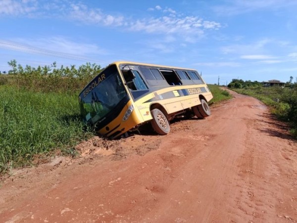 Ônibus escolar com crianças quase tomba após atolar alunos deixam veículo pela saída de emergência