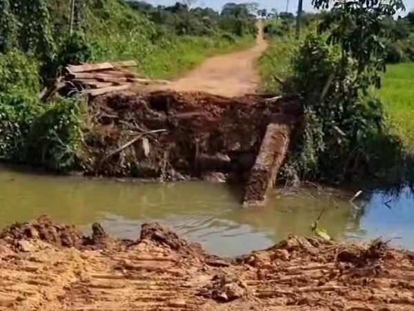 Prefeitura informa que está realizando manutenção da ponte que dá acesso à 8ª Agrovila para construção de nova ponte com tubos de aço