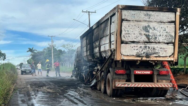 Carreta pega fogo e derrama óleo próximo à rodovia em Sorriso