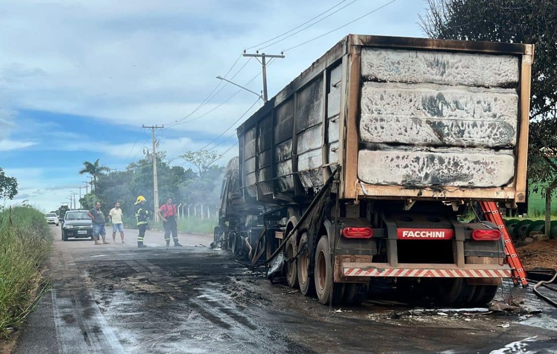Carreta pega fogo e derrama óleo próximo à rodovia em Sorriso
