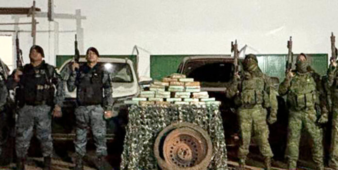 Gefron em MT localiza mais de 30 quilos de droga escondida em estepe de carro; quatro presos