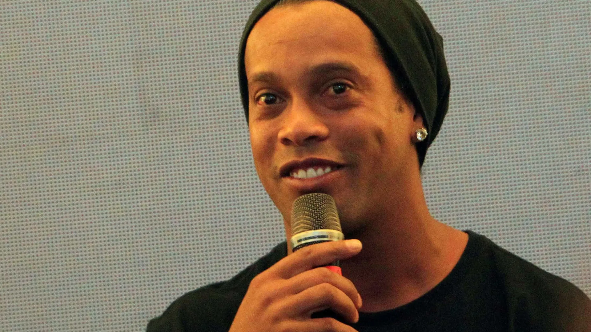 Ronaldinho Gaúcho, o ‘rei dos rolês aleatórios’, faz 45 anos; relembre curiosidades e memes