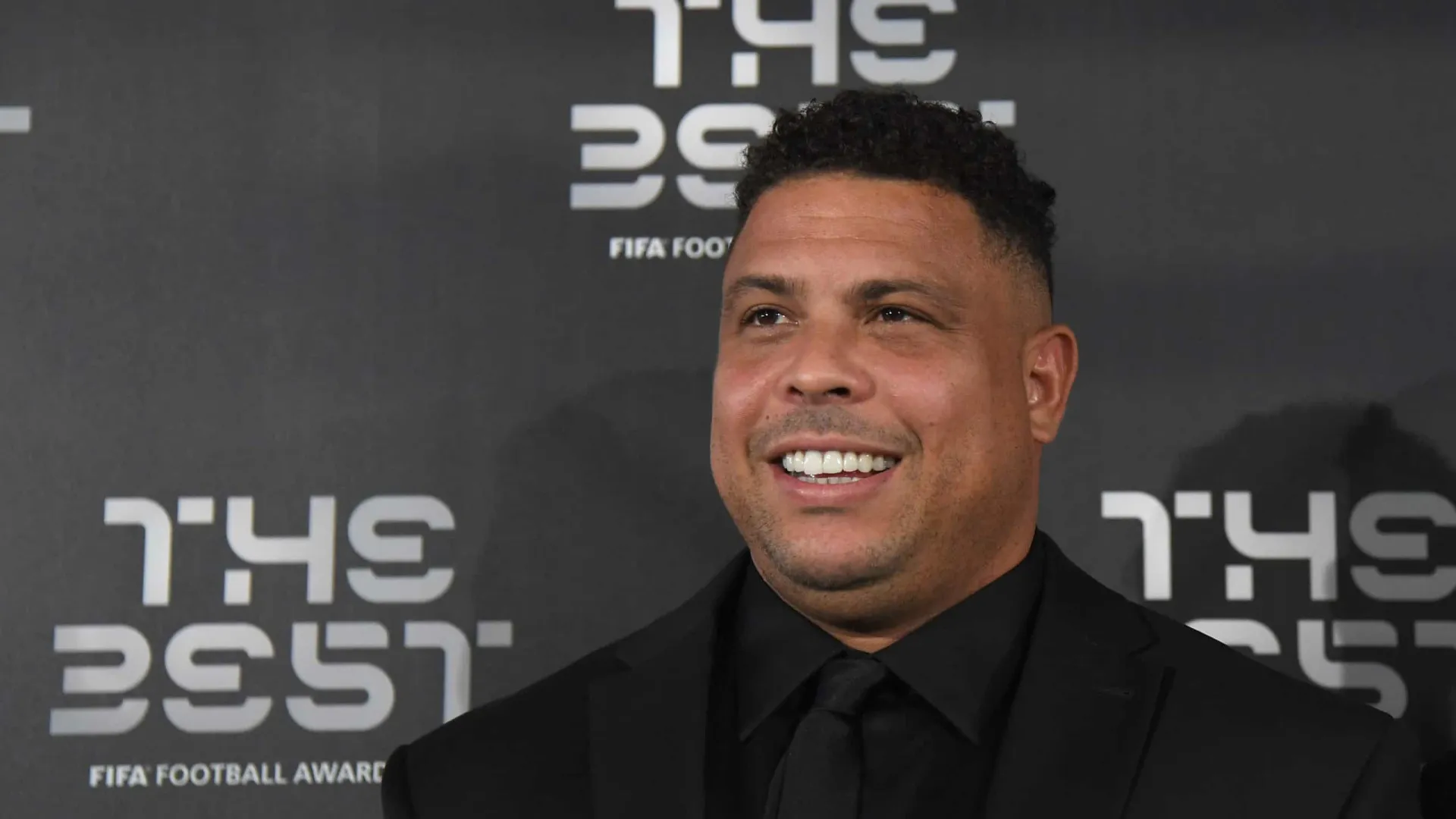 ‘Brasil é um país para sentir nojo’, escreve mulher de Ronaldo após ex-jogador desistir de candidatura